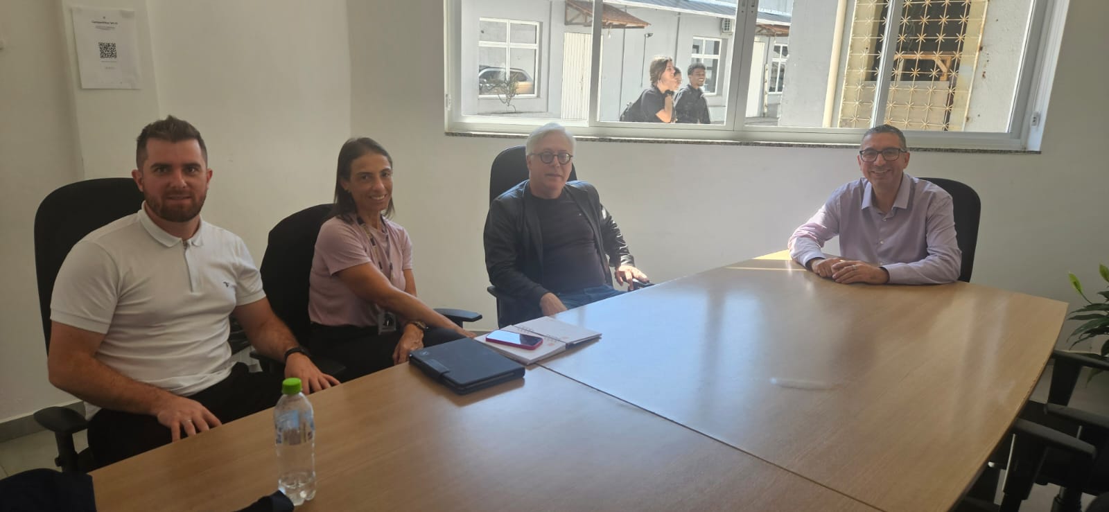 Representantes da Funtef-PR e do IFPR durante reunião de trabalho em sala de reuniões