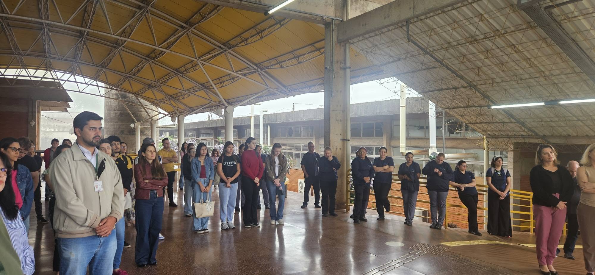 Estudantes e servidores acompanham a solenidade no Campus Medianeira da UTFPR